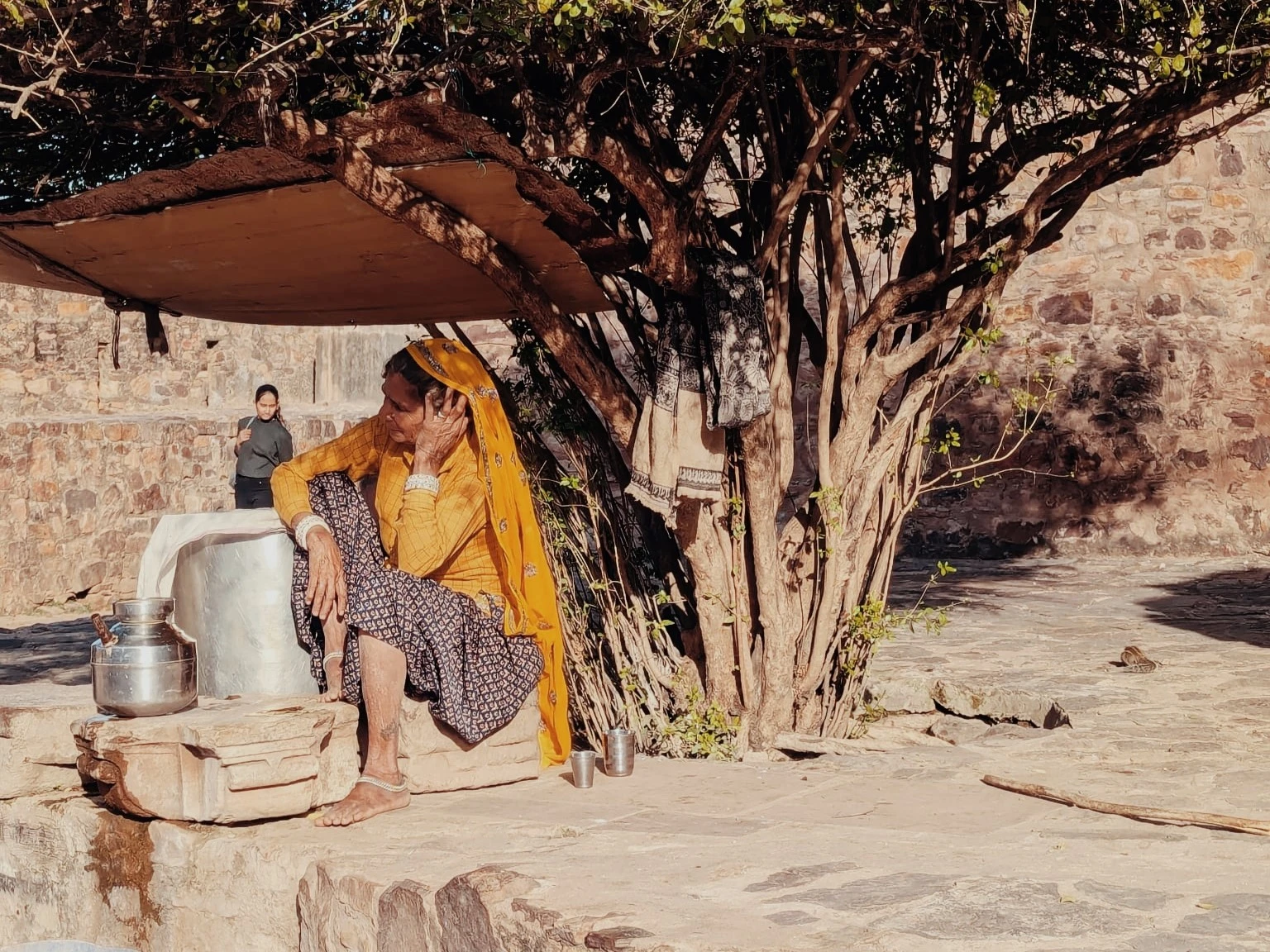 Femme indienne assise dans le fort de Ranthambore
