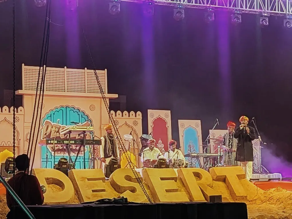 desert_festival_show_half