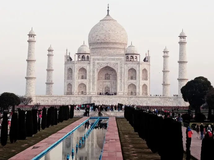 taj_mahal_uttar_pradesh_half