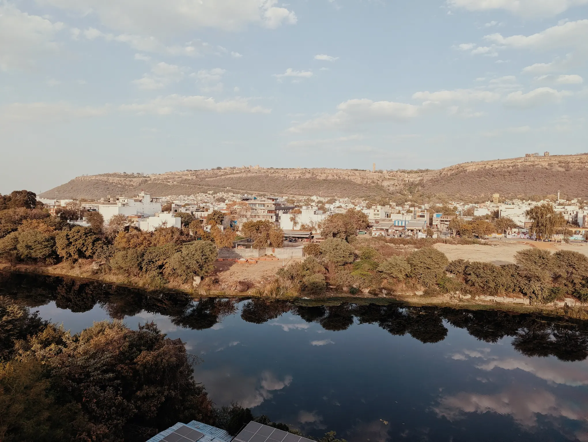 vue_chittorgarh_fort_gambhiri_riviere_half