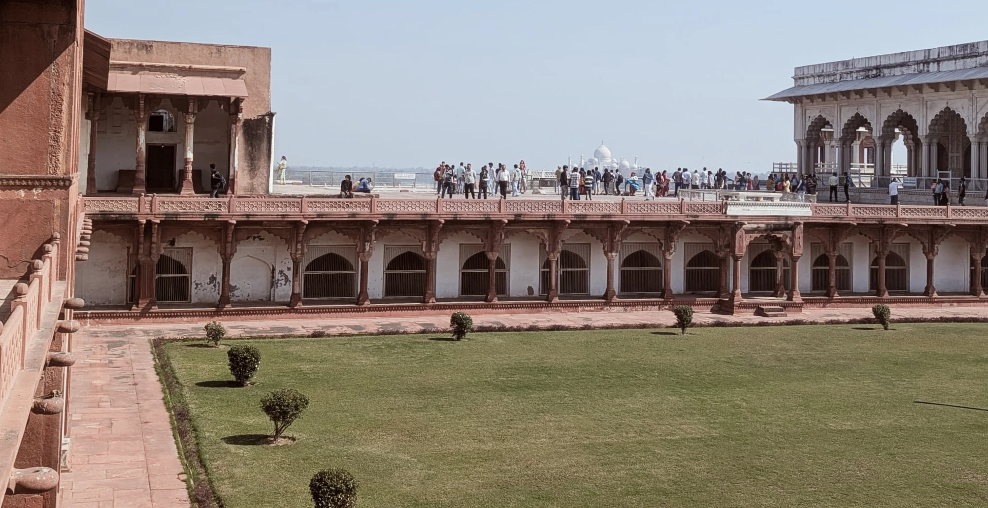 Jardin avec Taj Mahal en arrière plan