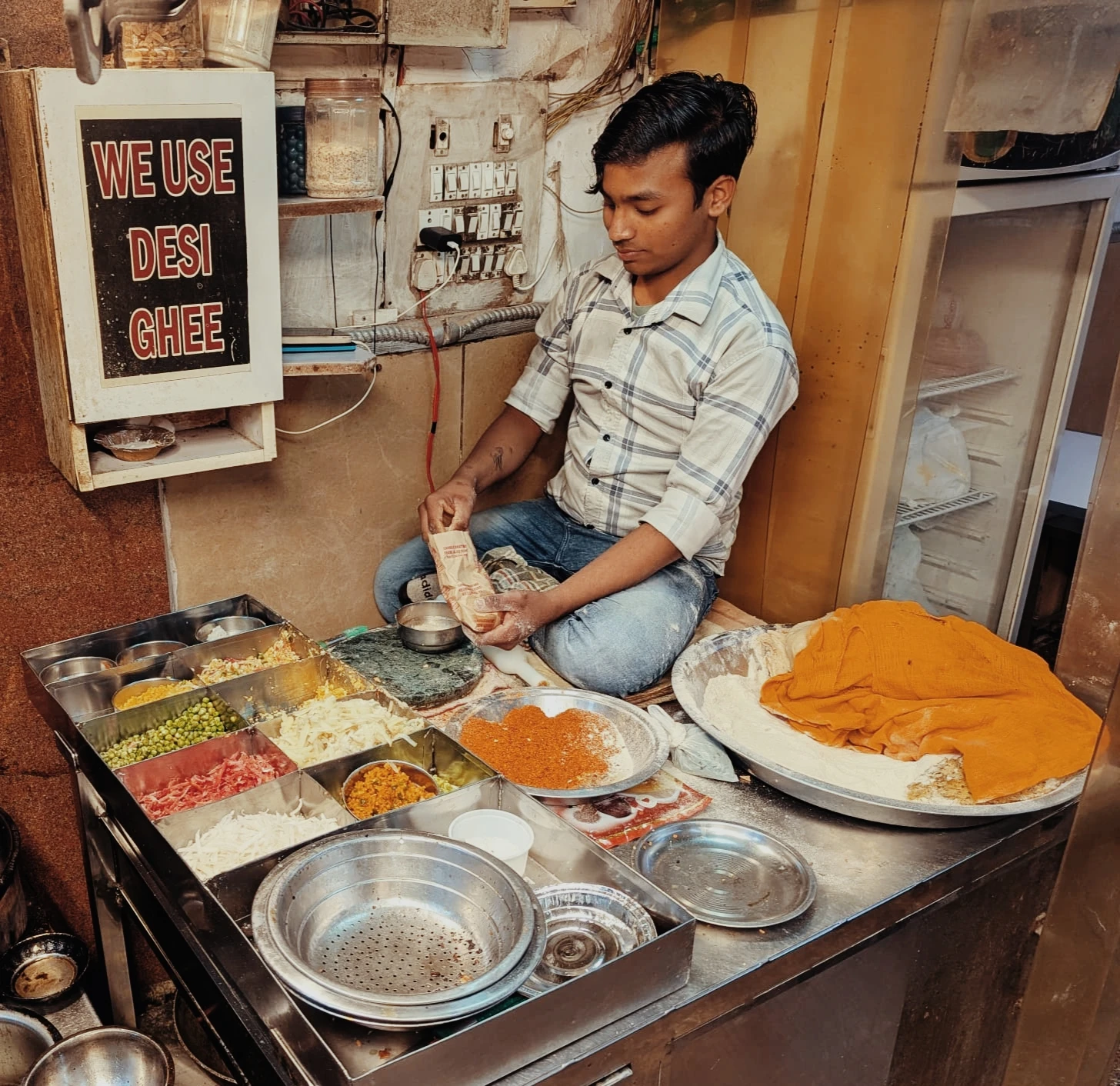 Jeune homme faisant de la cuisine (Restaurant Chandn Chowk)