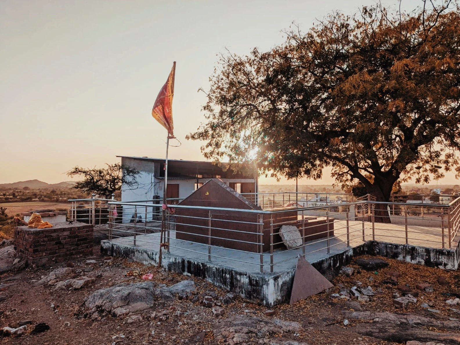 Temple devant un couché de soleil (Godwar Rajasthan)