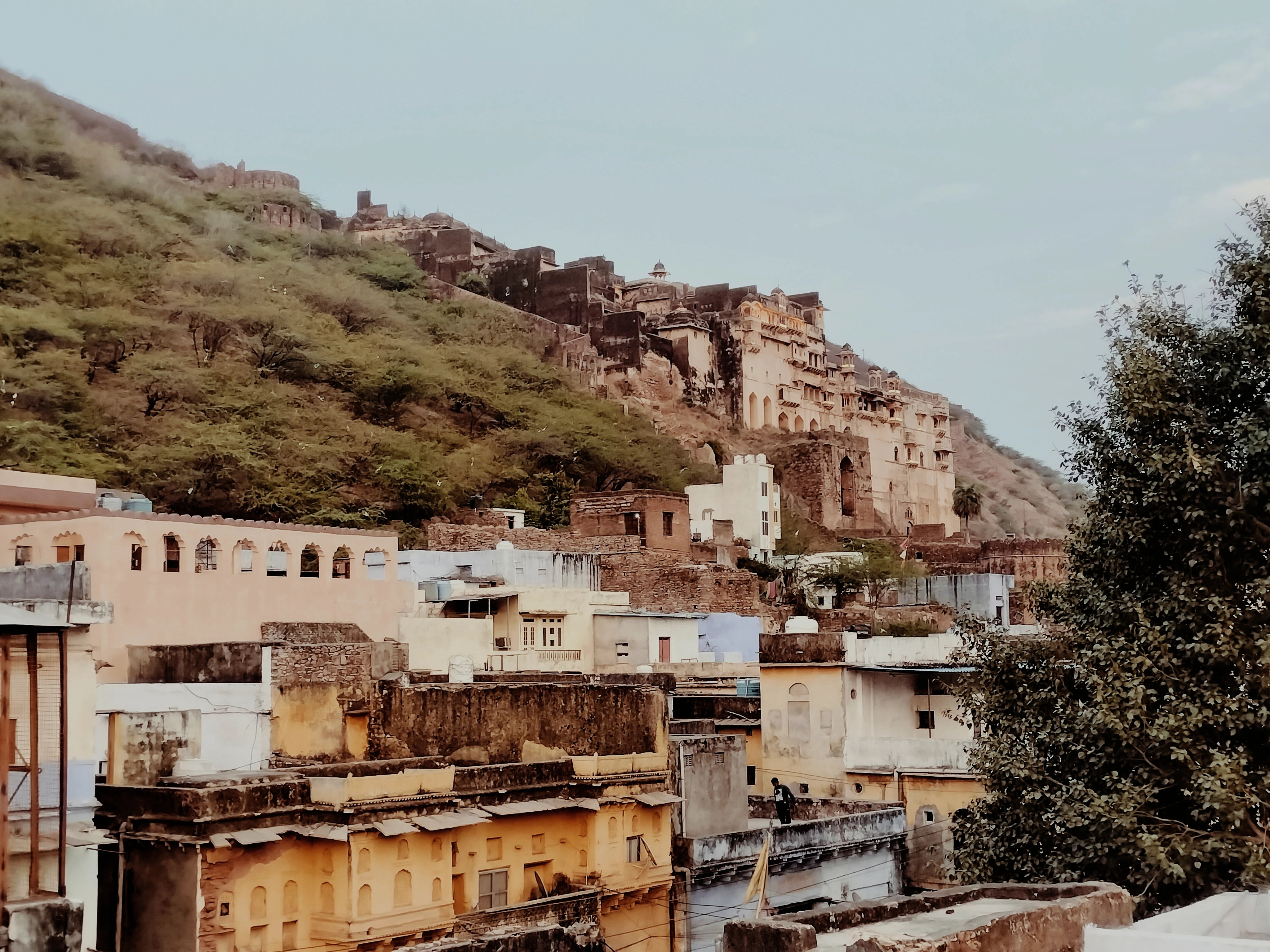 Vu du fort de Taragarh depuis l'hotel Bundi Haveli 