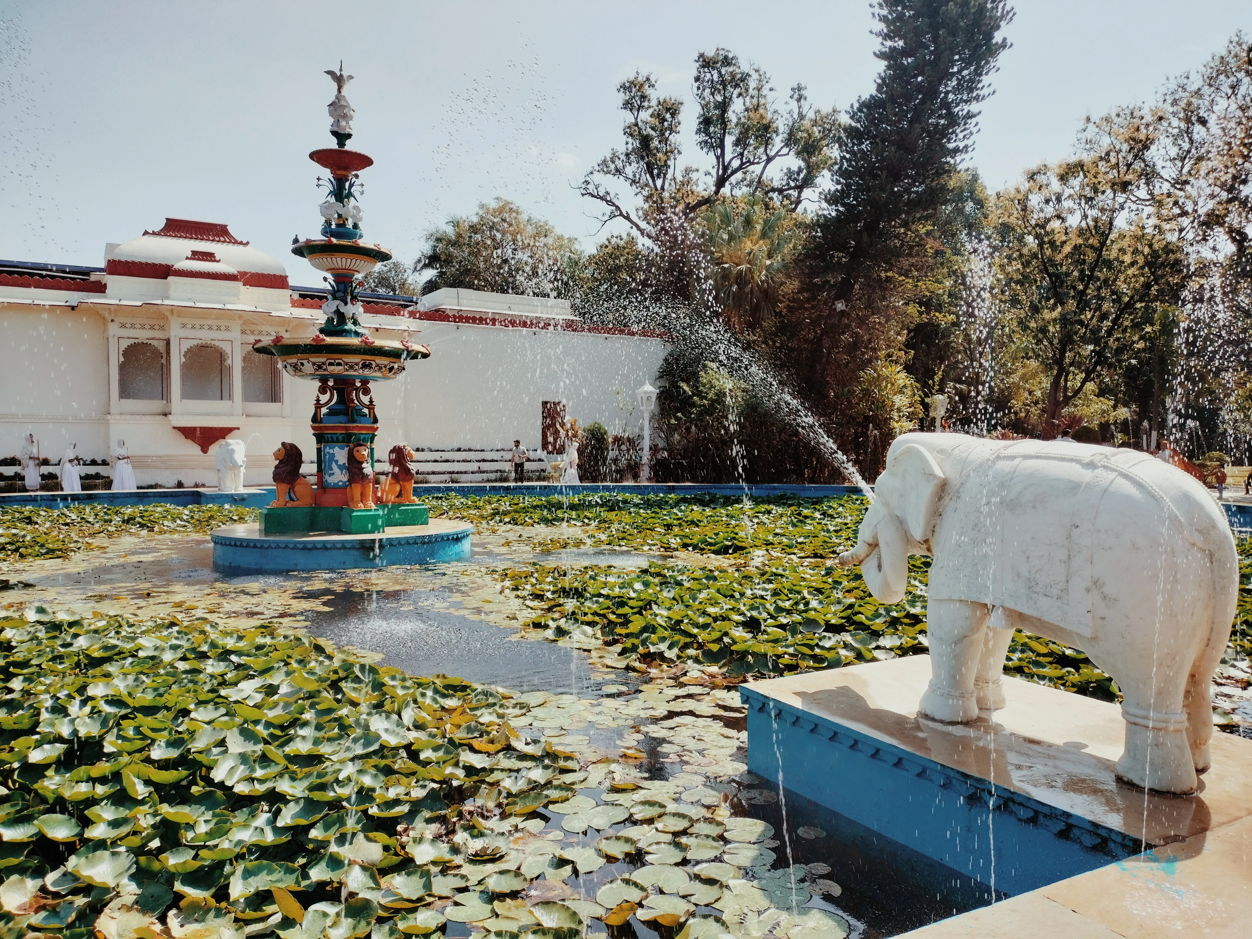 Fontaine en forme d'éléphant crachant de l'eau (Udaipur)