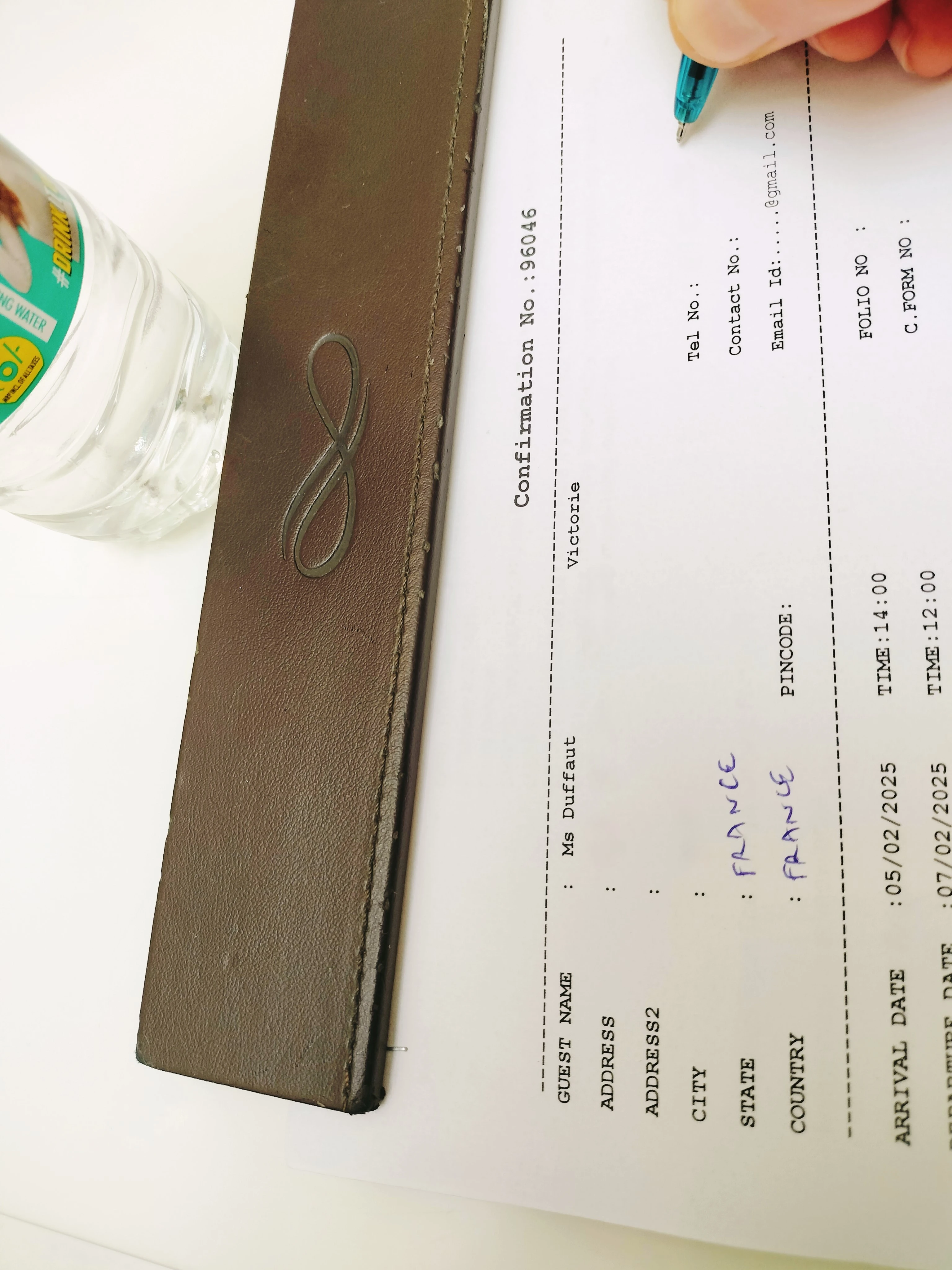 Stylo remplissant un VISA pour l'Inde