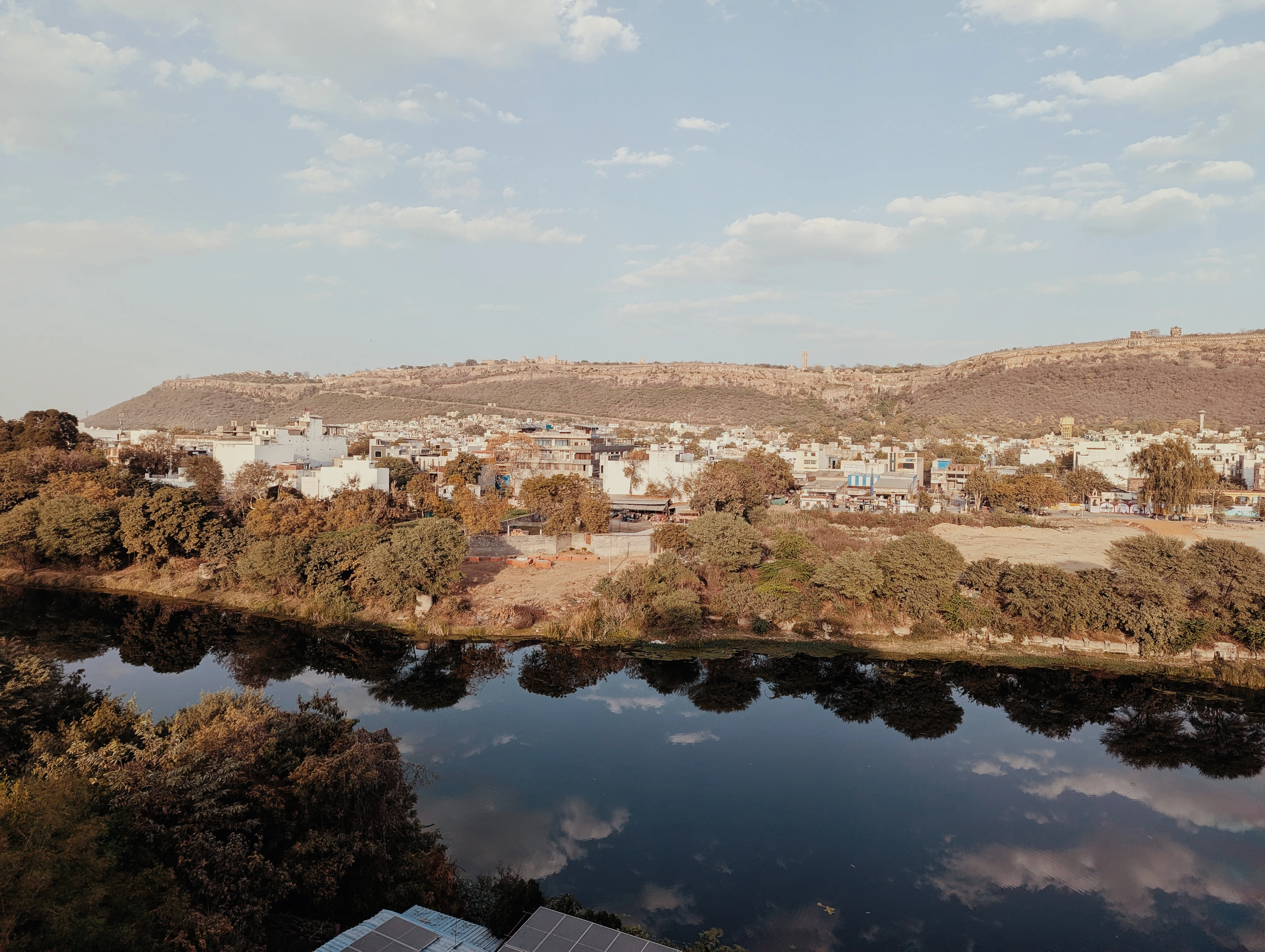Vue du fort Chittorgarh depuis la rive de la rivière Gambhiri