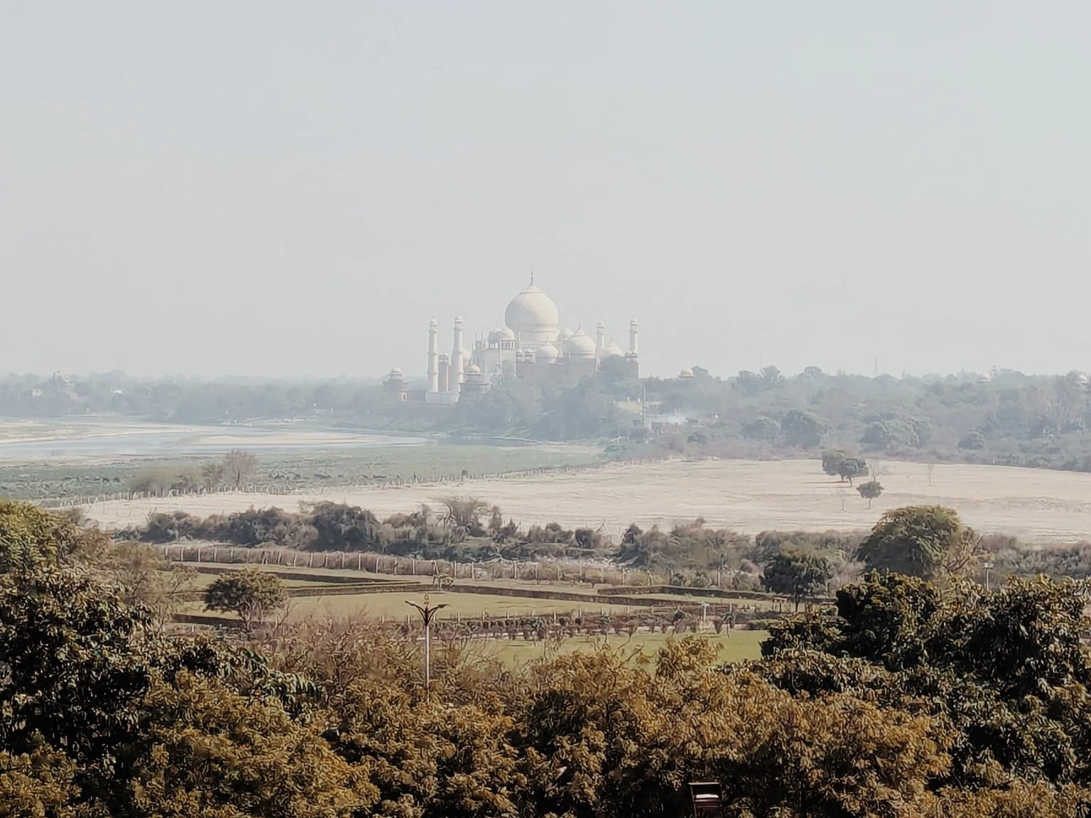 Vue lointaine du Taj Mahal